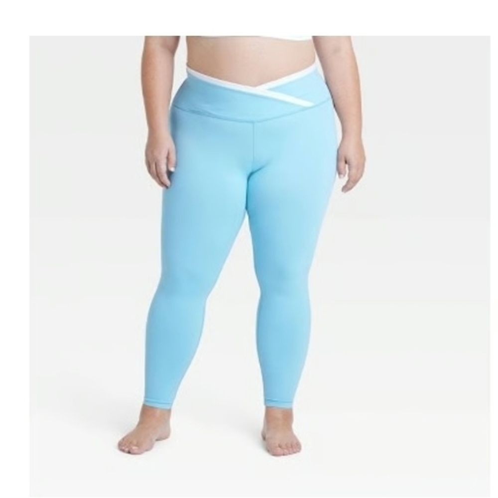 All in Motion Women's Sky Blue Everyday Soft High-Rise Piped V-Waistband 7/8